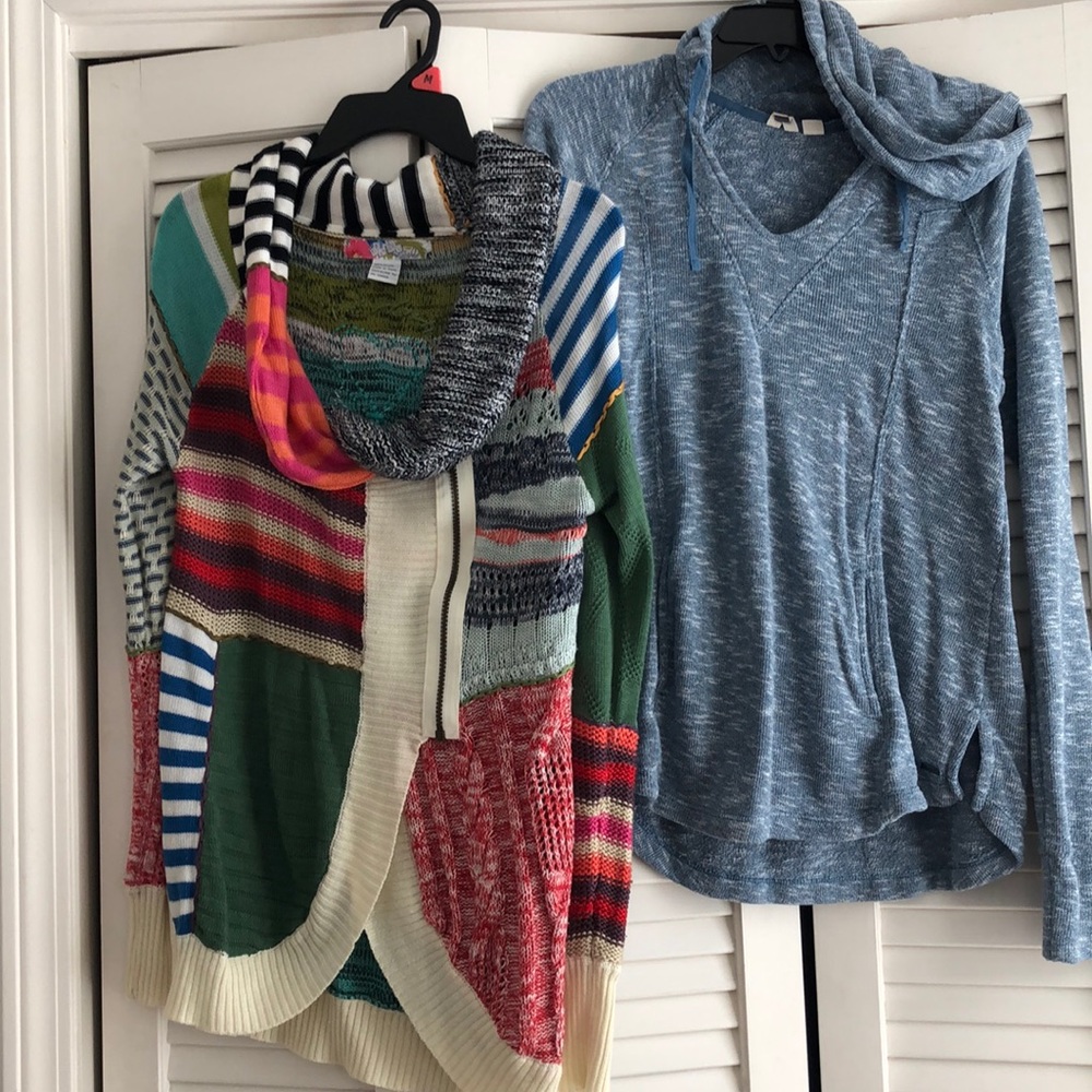 Lot of 2 sweaters. Colorful knit and hooded Roxy